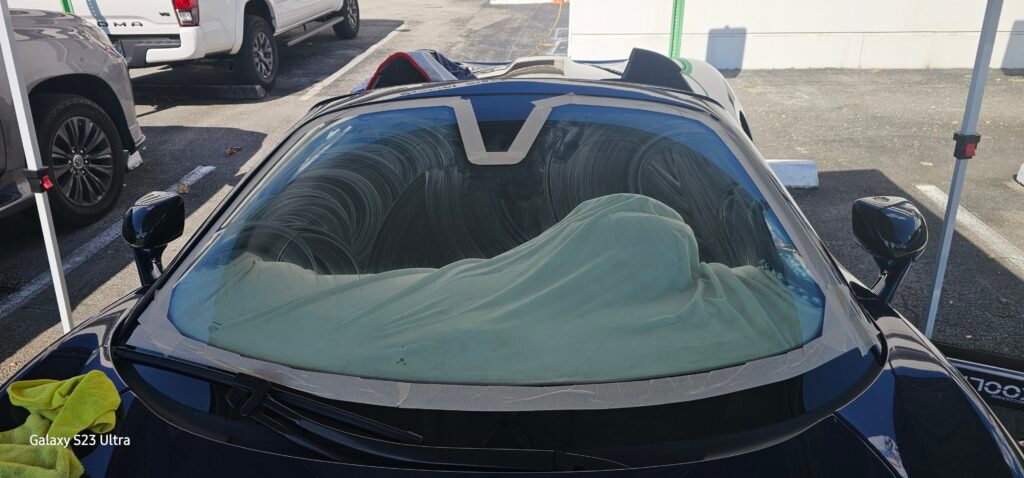 Sobre nosotros — Robert Mobile Window Tint Preparación del parabrisas de un McLaren con protección sobre el tablero