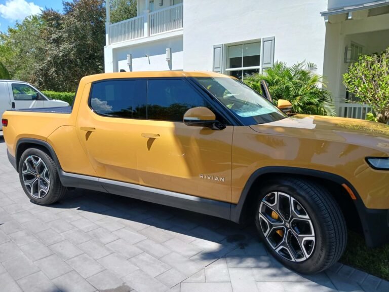 Servicios de polarizado de autos en Miami Vista lateral de una pickup Rivian amarilla con cristales polarizados.