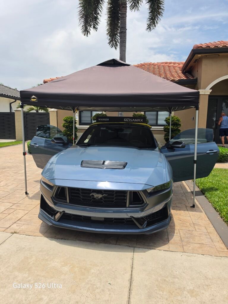 Ford Mustang bajo una carpa durante instalación móvil de polarizado en Hialeah