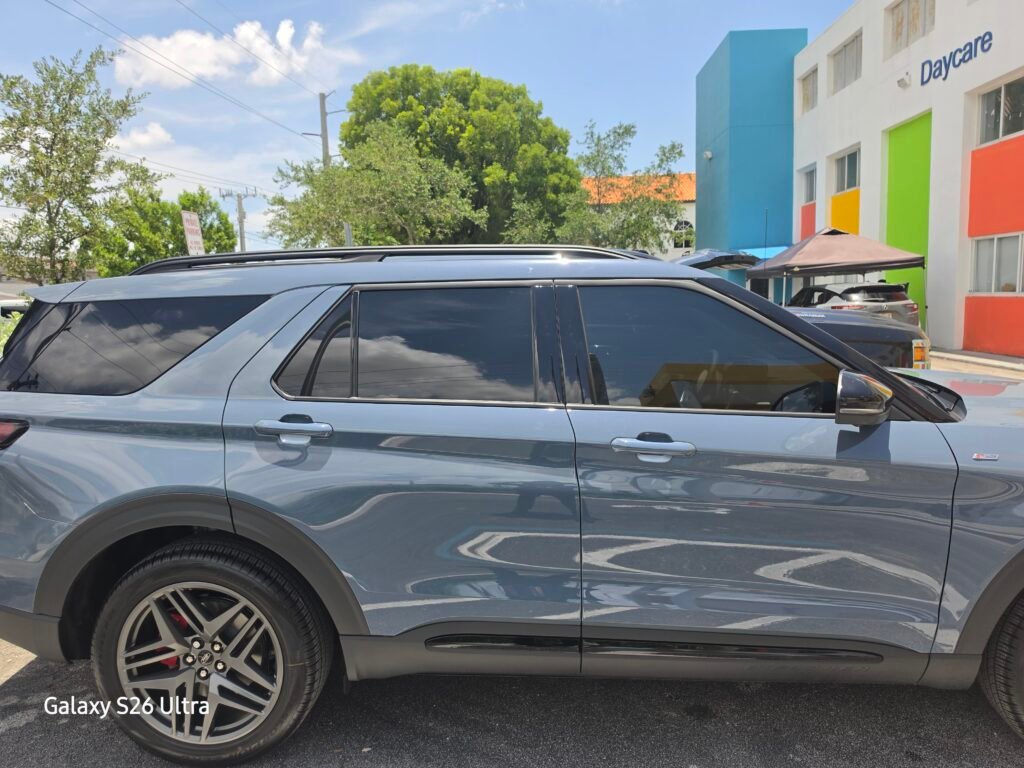 Ford SUV gris con cristales polarizados después de una instalación móvil en Hialeah