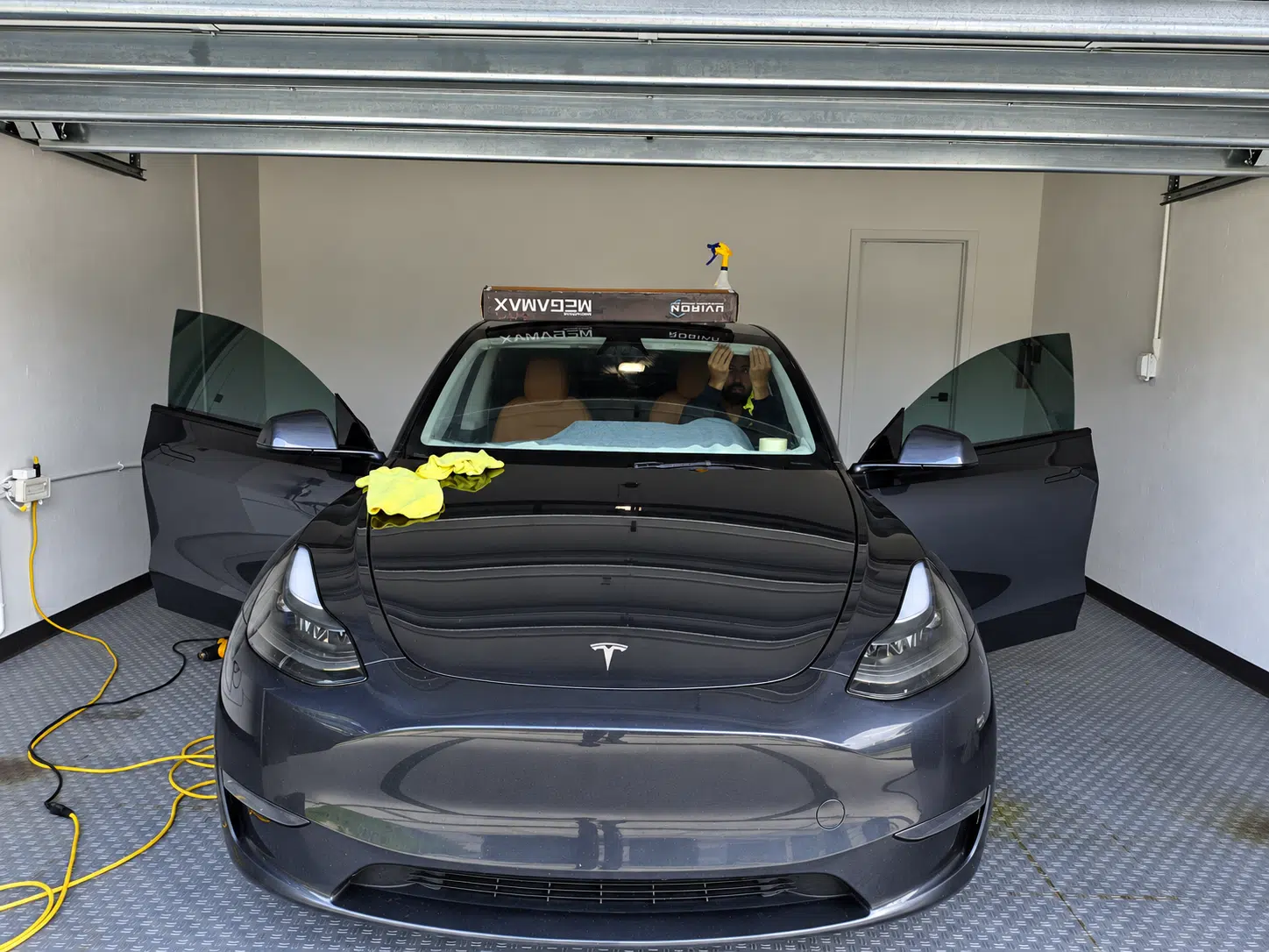 Polarizado cerámico en Miami — Hyper Ultra Ceramic Instalación de polarizado cerámico en Tesla con película MEGAMAX